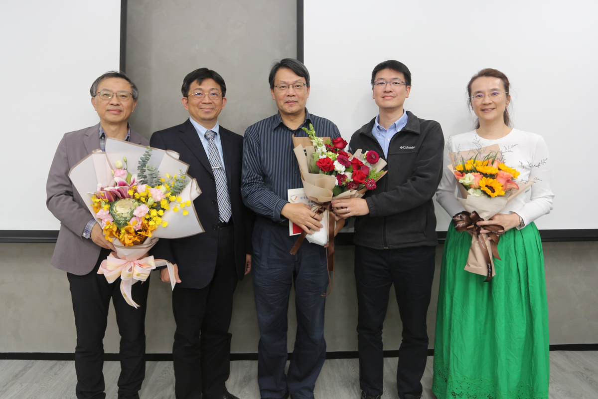 左起經濟所教授李慶男主任秘書、李志鵬校長、經濟所劉楚俊副教授、經濟所童永年所長、政經系教授李明軒國際長(另開新視窗/jpg檔)圖片