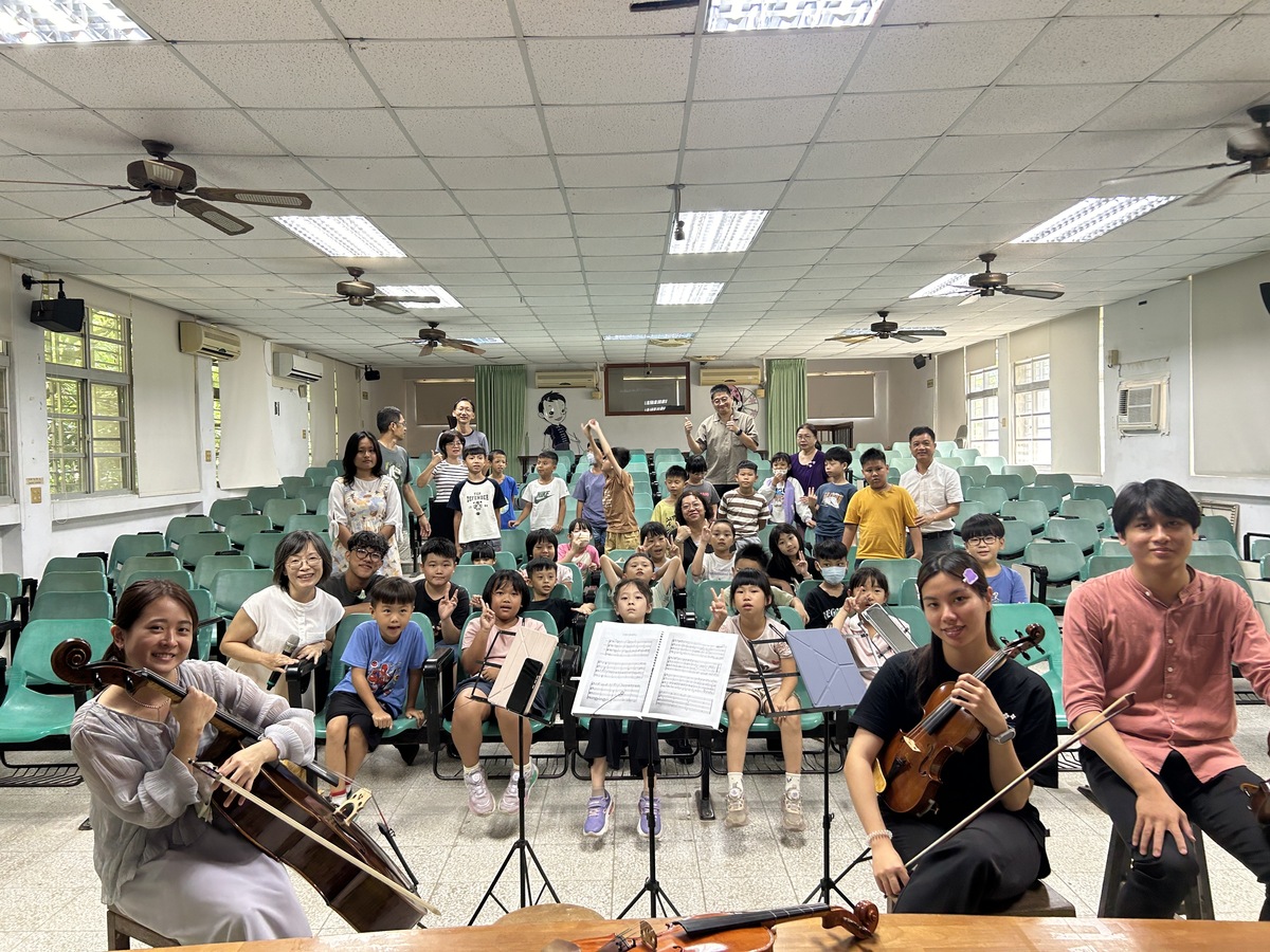 龍肚國小師生與「藝起童樂」團隊合影(另開新視窗/jpg檔)圖片