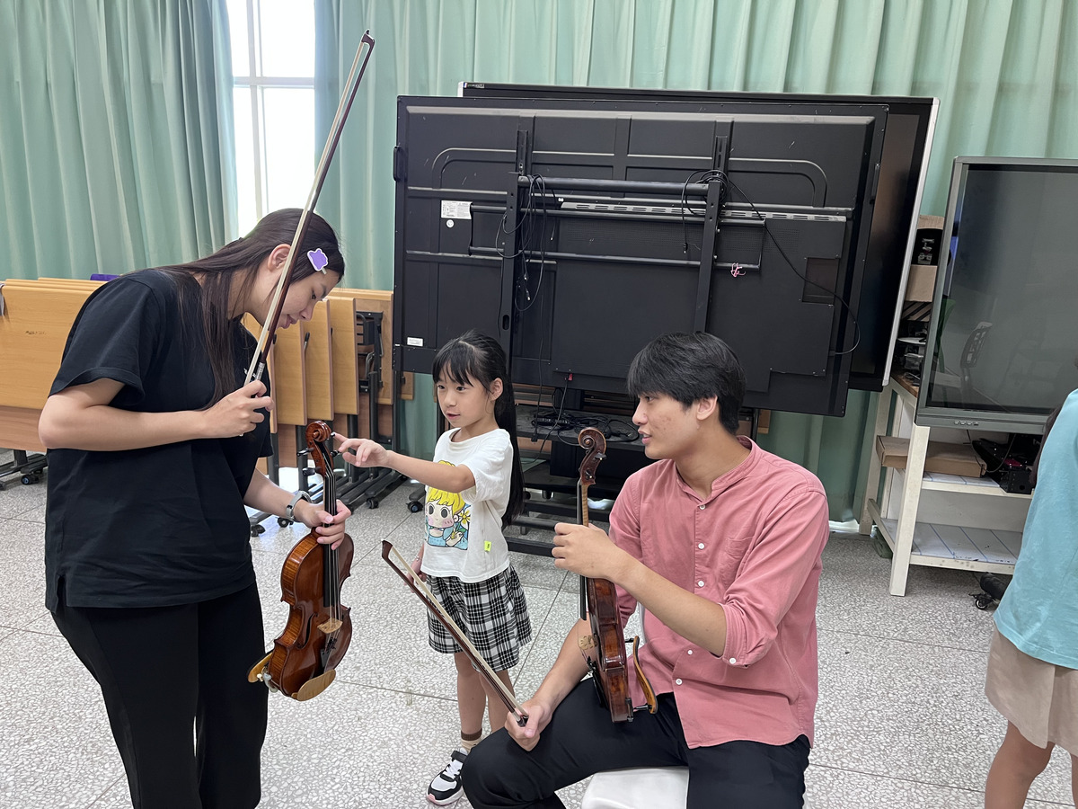 學童展現對樂器的好奇心(另開新視窗/jpg檔)圖片