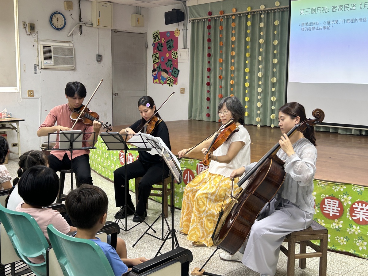 「藝起童樂」團隊演奏(另開新視窗/jpg檔)圖片