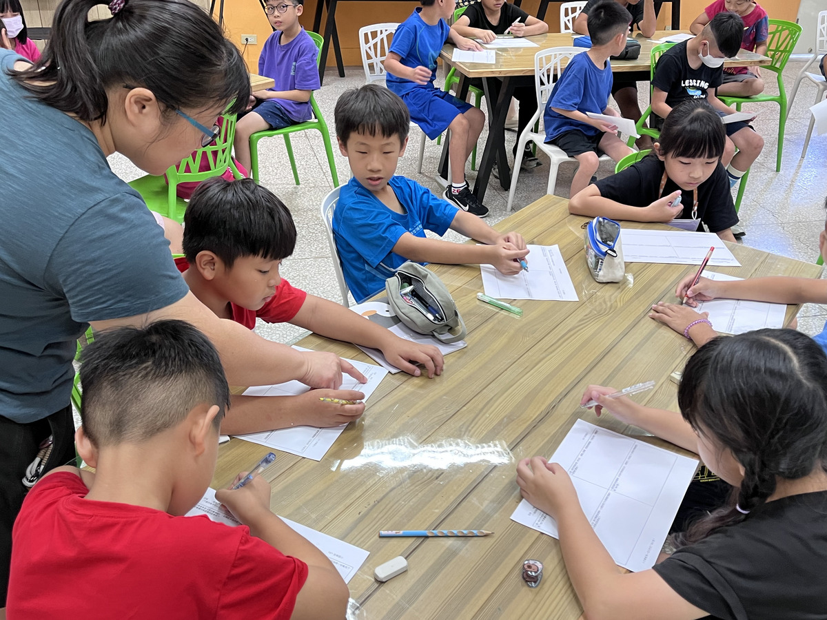 以圖畫或文字呈現聽完「四個月亮」的感受(另開新視窗/jpg檔)圖片