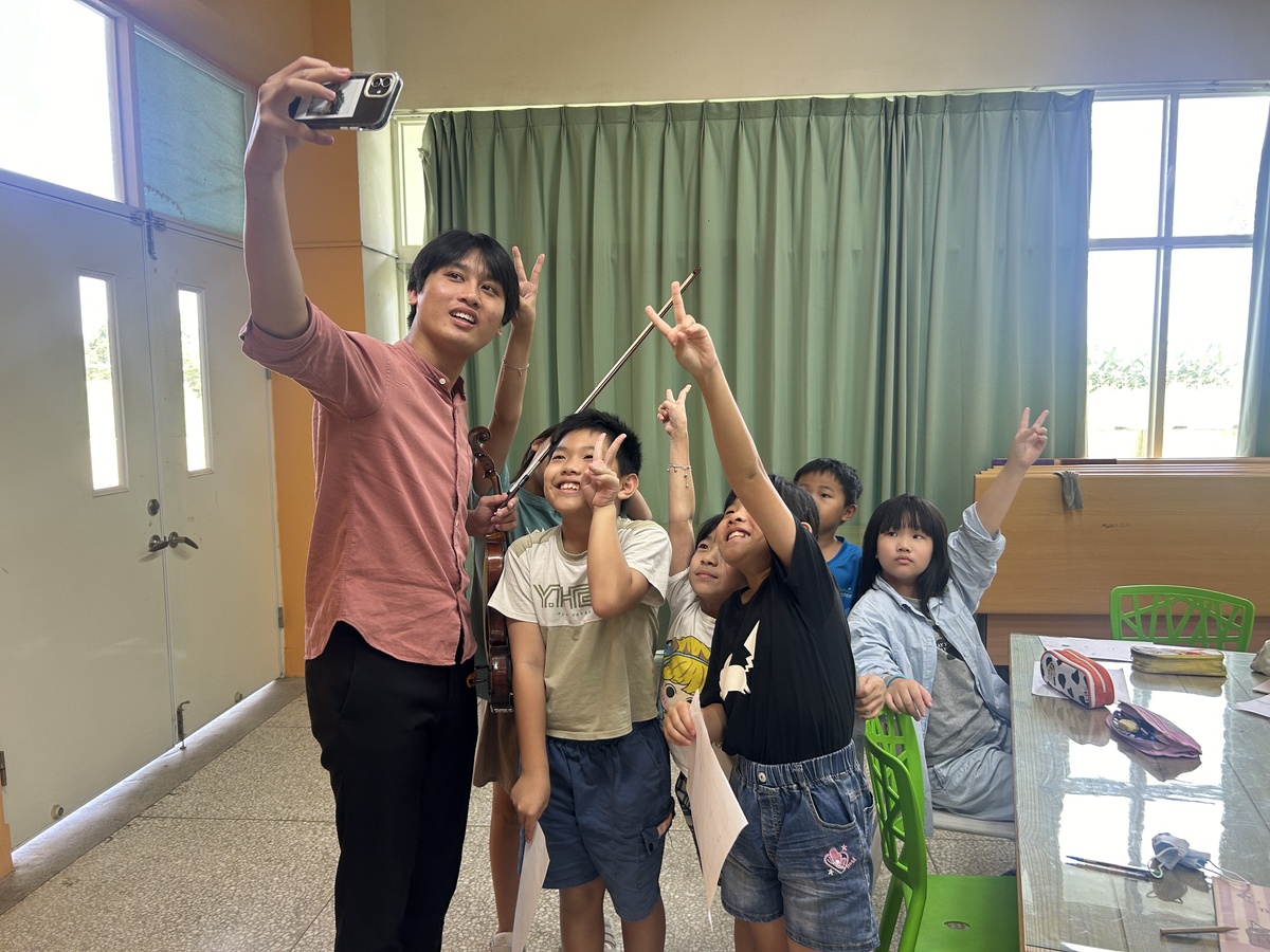 「藝起童樂」團隊與學童合影(另開新視窗/jpg檔)圖片