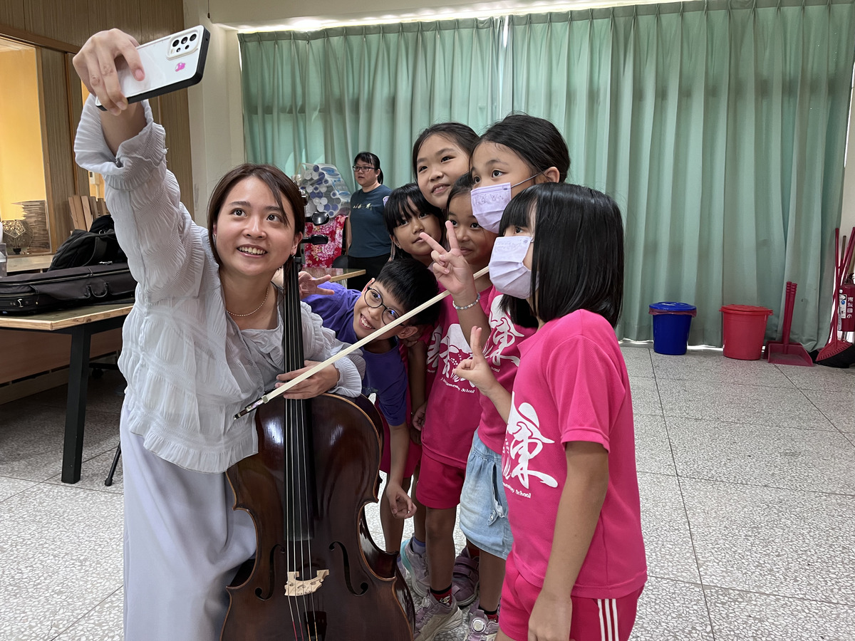 「藝起童樂」團隊與學童合影(另開新視窗/jpg檔)圖片