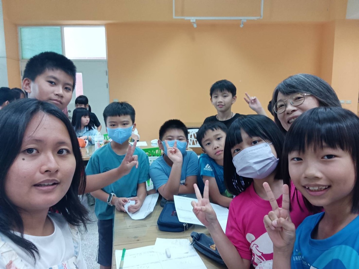 「藝起童樂」團隊與學童合影(另開新視窗/jpg檔)圖片