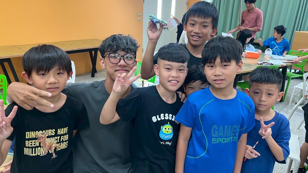 「藝起童樂」團隊與學童合影(另開新視窗/jpg檔)圖片