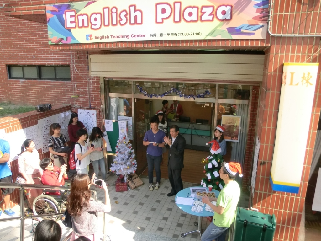 English Plaza耶誕週 聖誕老人凌波舞high翻全場(另開新視窗/jpg檔)圖片