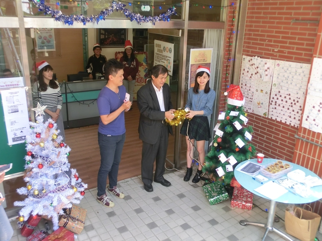 English Plaza耶誕週 聖誕老人凌波舞high翻全場(另開新視窗/jpg檔)圖片