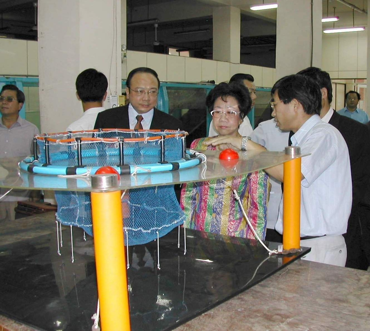 海工系黃材成教授，於民國85年級開始即投入海上箱網養殖的研究，設置「可沈式」箱網，還研究開發出一套模擬箱網在颱風波浪中之行為模式。(另開新視窗/jpg檔)圖片