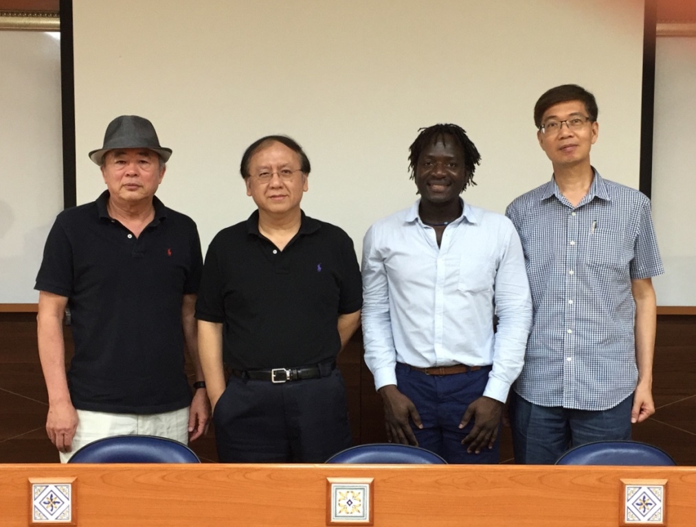 與博士論文口試委員合影(另開新視窗/jpg檔)圖片