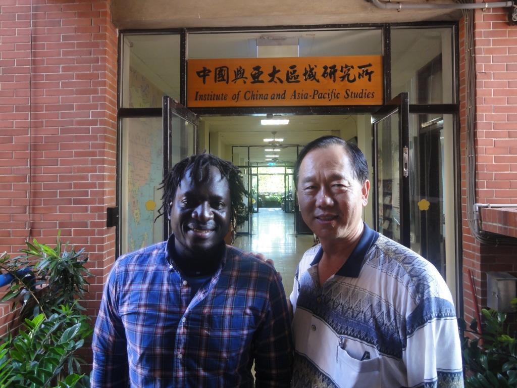 與亞太所顧長永所長合影(另開新視窗/jpg檔)圖片