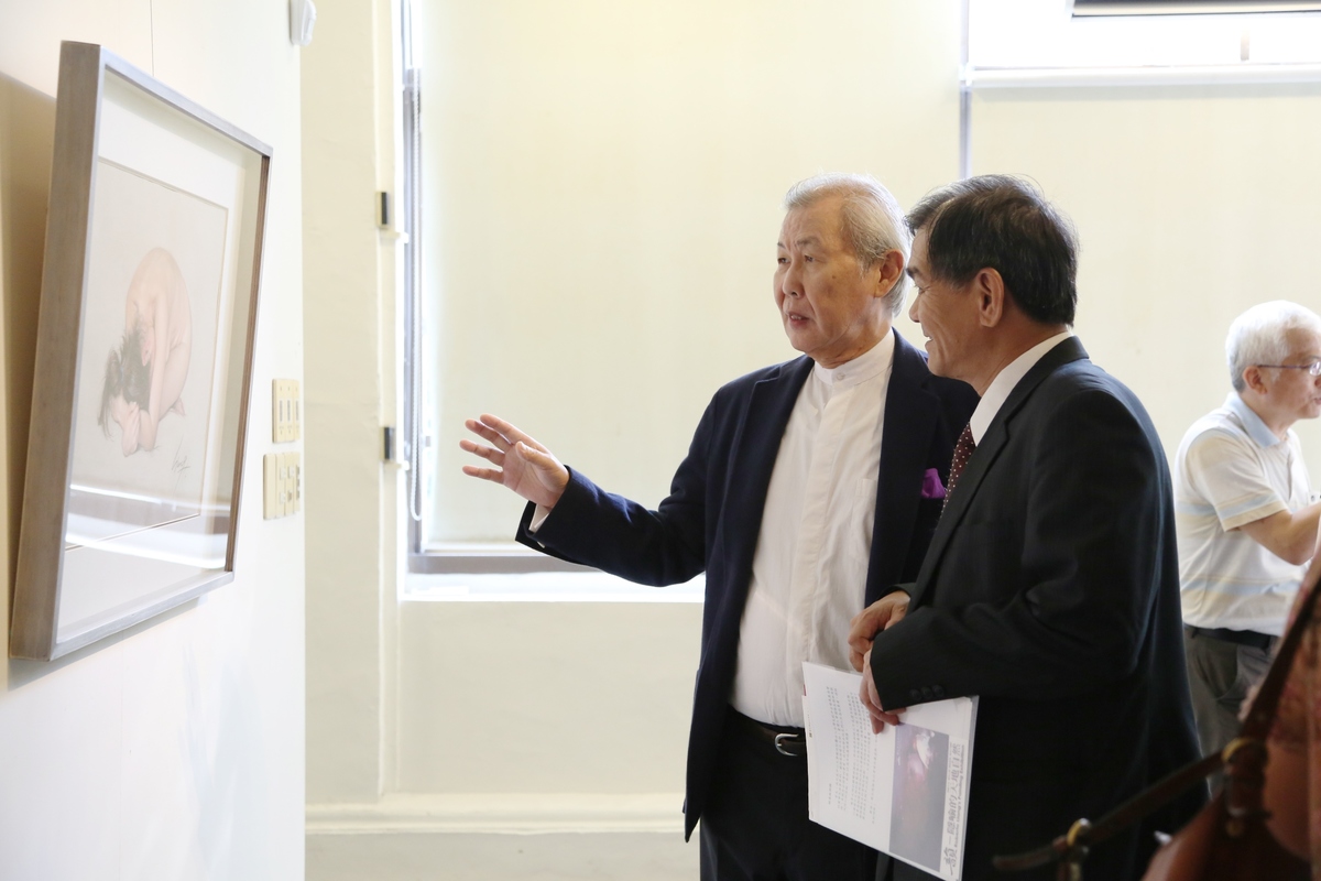 梁君午大師為楊弘敦校長說明畫作(另開新視窗/jpg檔)圖片
