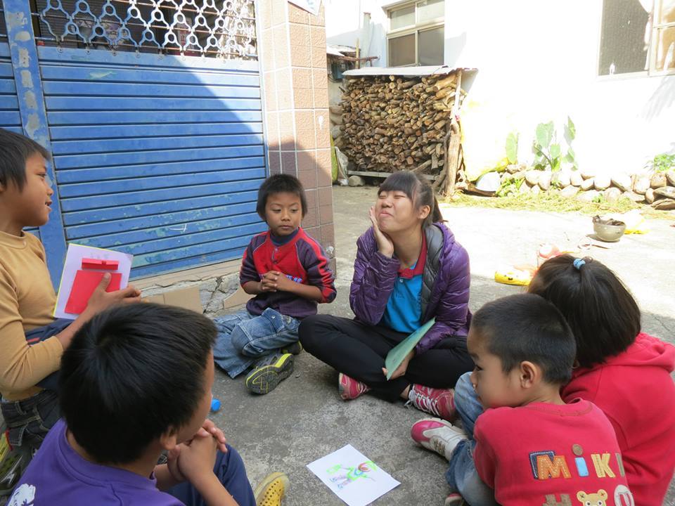 廖恩瑄與小朋友互動(另開新視窗/jpg檔)圖片