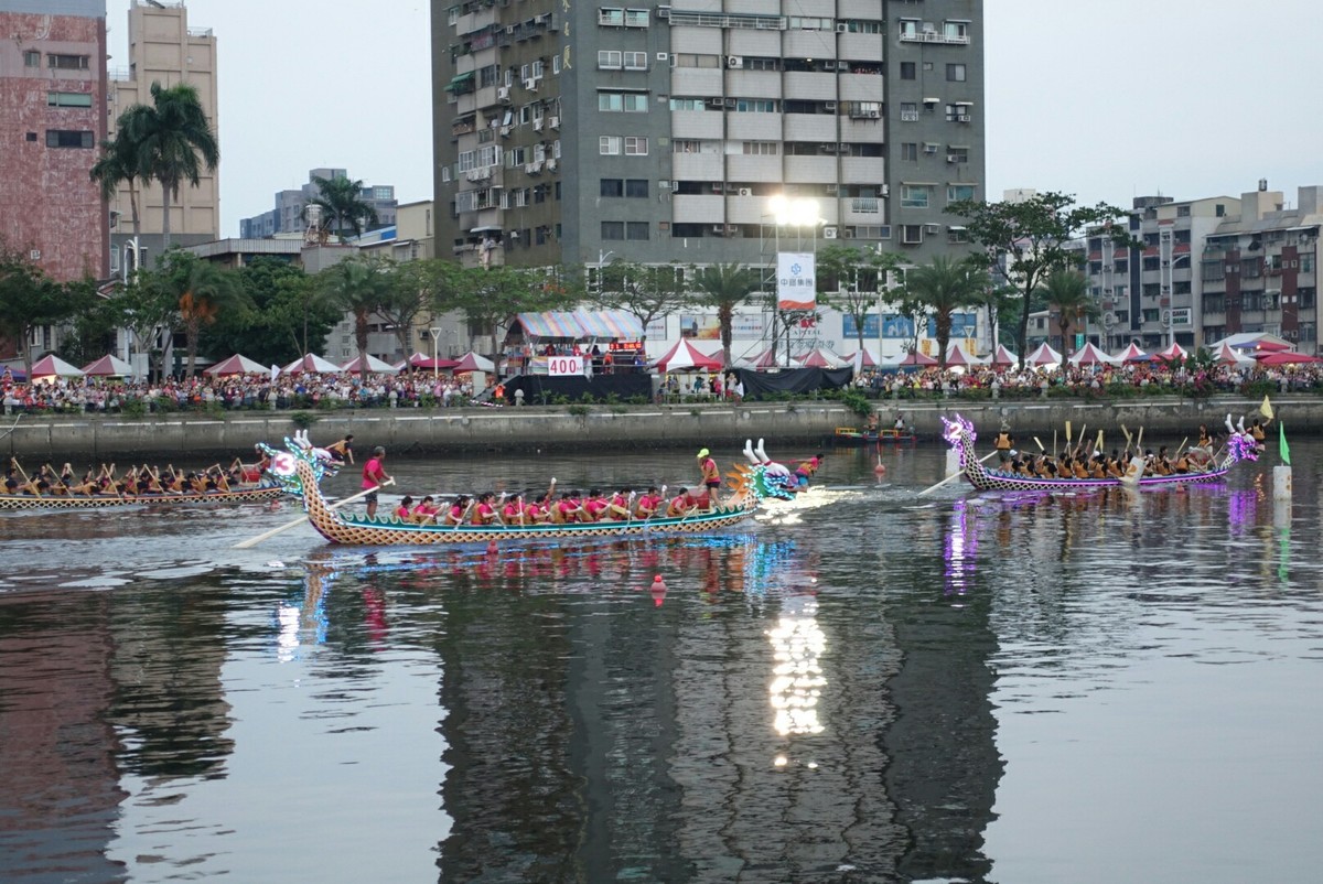 岸邊擠滿民眾為選手加油(另開新視窗/jpg檔)圖片