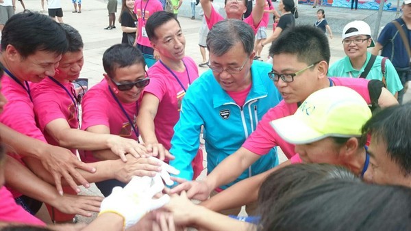 鄭英耀校長(左五)與選手一起加油(另開新視窗/jpg檔)圖片