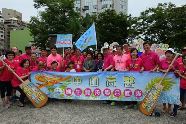 龍舟嘉年華大家開心與花媽市長陳菊合影(另開新視窗/jpg檔)圖片