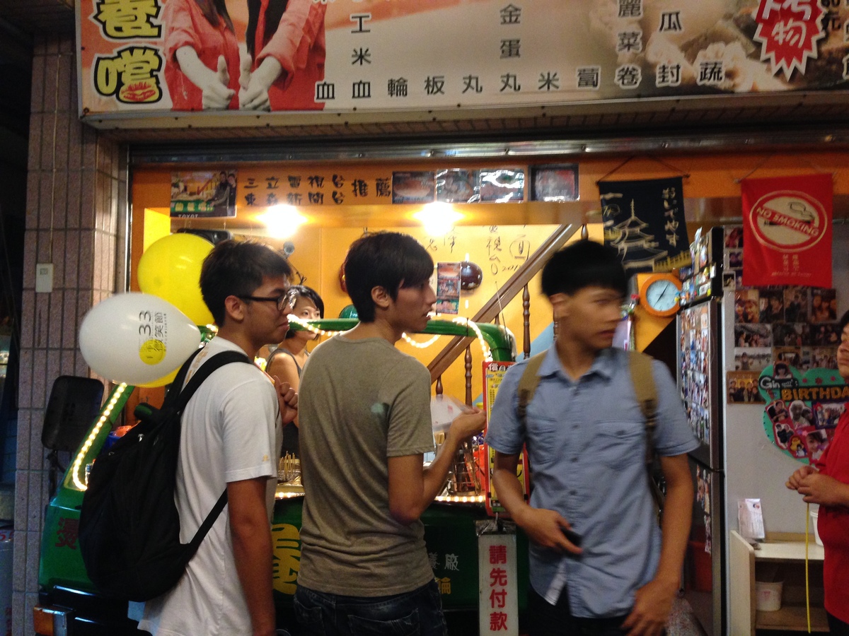 吃吃喝喝解救哈瑪星 與哈瑪星社區微笑共度中山校慶(另開新視窗/jpg檔)圖片