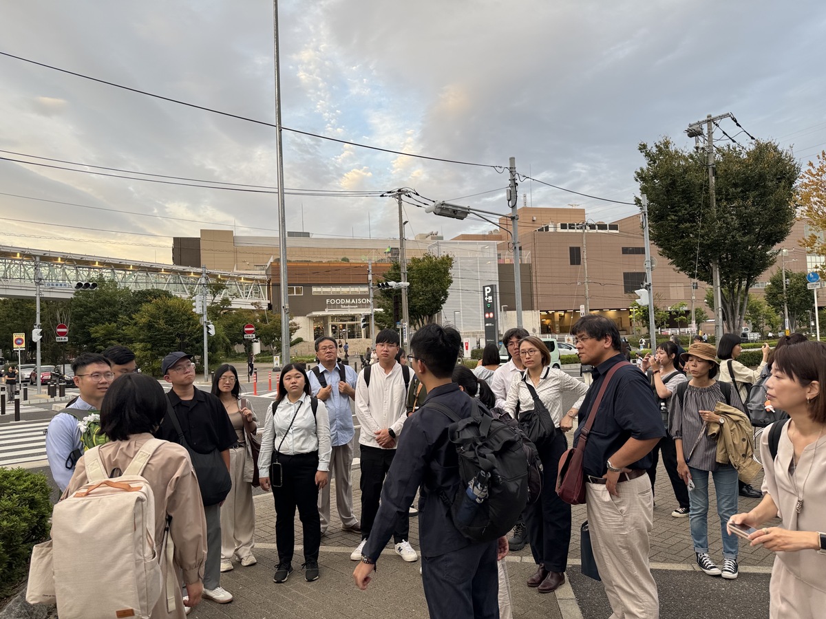 近藤美保副議長解說車站周邊規劃(另開新視窗/jpg檔)圖片