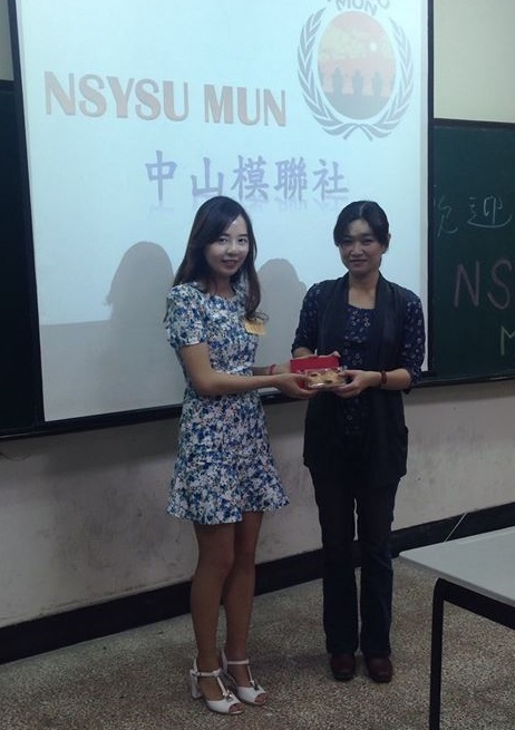 社長王毓華與指導老師辛翠玲主任合影(另開新視窗/jpg檔)圖片