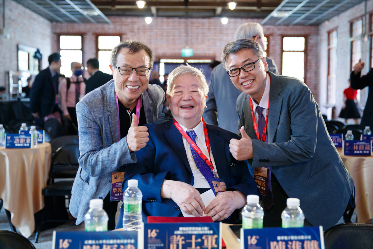 聯電論文獎許士軍主任委員（中）、蔡敦浩教授（左）、李慶芳教授（右）合影(另開新視窗/jpg檔)圖片