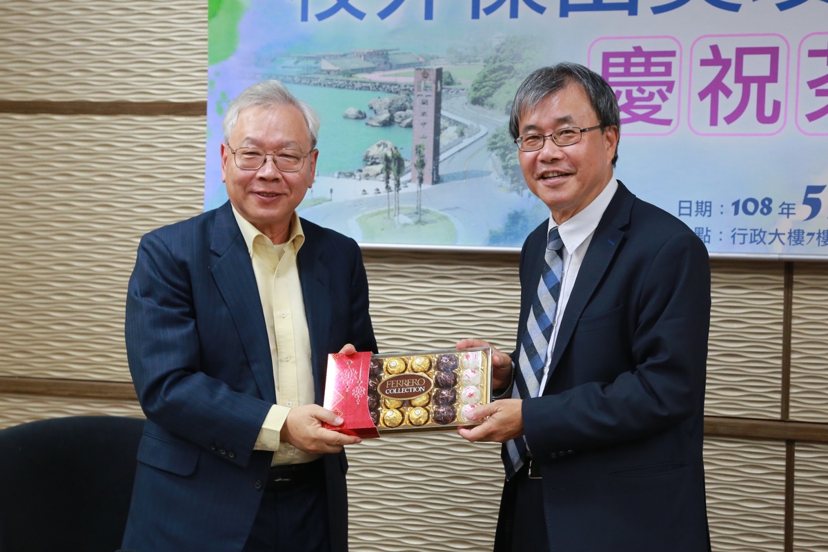 海科系講座教授陳鎮東（左）獲科技部107年度「傑出特約研究員」獎(另開新視窗/jpg檔)