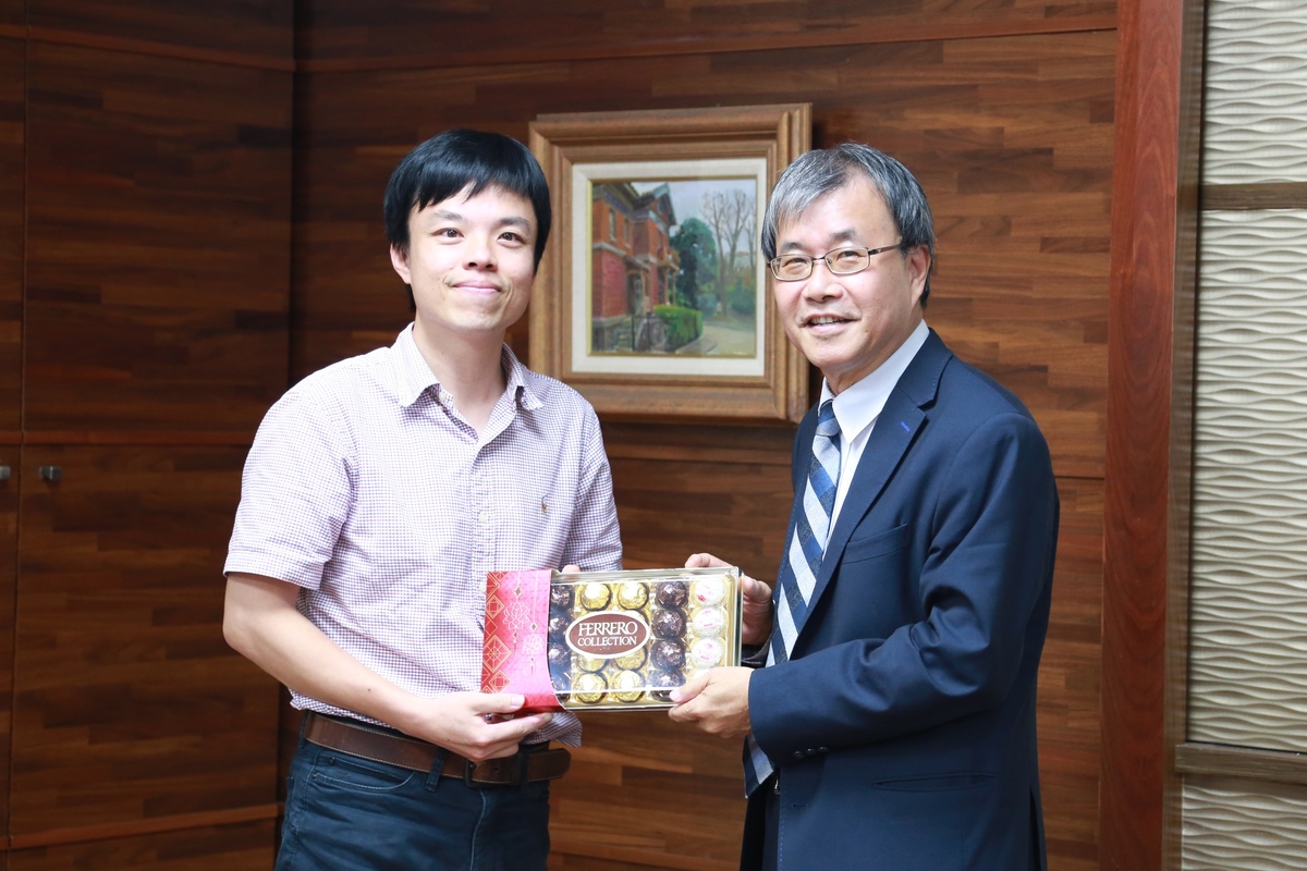 光電系特聘教授林宗賢（左）獲科技部107年度「傑出研究獎」(另開新視窗/jpg檔)