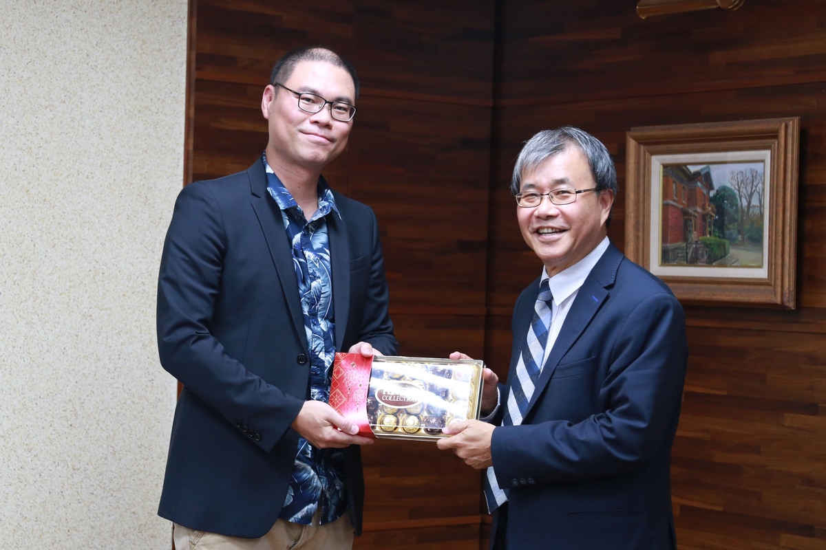 生科系副教授李哲欣（左）獲科技部107年度「吳大猷先生紀念獎」(另開新視窗/jpg檔)