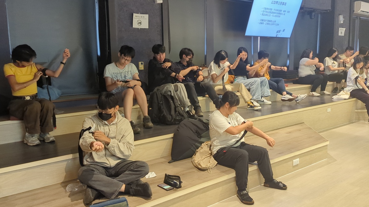 參與學員實際操作CAT戰術止血帶(另開新視窗/jpg檔)圖片