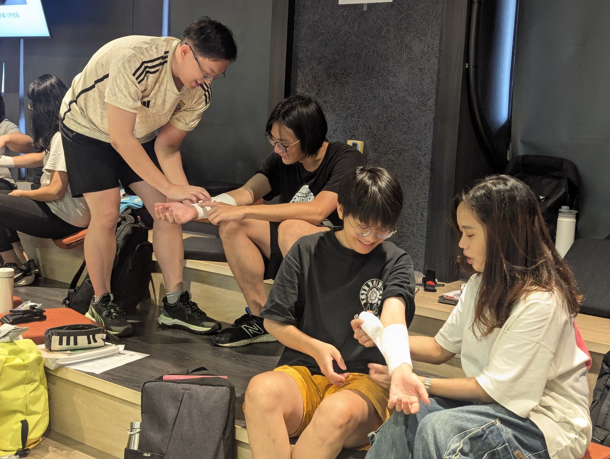 分組實際操作彈性繃帶進行救傷演練(另開新視窗/jpg檔)圖片