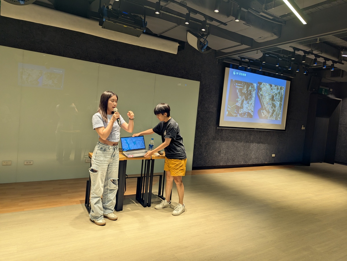 小組代表發表避難路線並聆聽講師回饋(另開新視窗/jpg檔)圖片