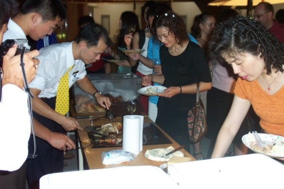 法語中心與高雄餐旅學校合辦的法式品酒餐會,讓學員們實際體會與享用法國美食文化的特色.(另開新視窗/jpg檔)圖片
