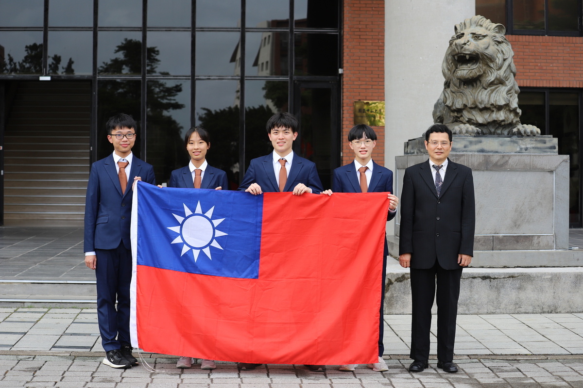 左起陳俊穎、洪子芩、郭哲聿、林柏辰、江友中特聘教授(另開新視窗/jpg檔)圖片