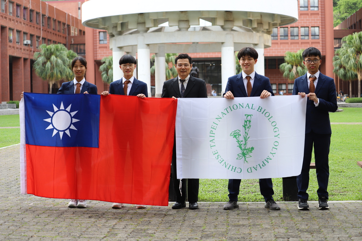左起洪子芩、林柏辰、江友中特聘教授、郭哲聿、陳俊穎(另開新視窗/jpg檔)圖片