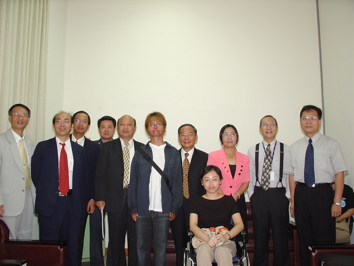 中山大學師長共同迎接雄中、雄女校長等一行四人。左起：學務長林信惠、推教中心主任劉德明、社科院院長吳致寧、軍訓室主任教官鄧先揮、校長張宗仁、資管系新生吳韋慶、雄中校長潘輝雄、政經系新生楊媛甯、雄女校長余碧芬、學術副校長陳慶鏗、政經系主任李秉正。(另開新視窗/jpg檔)圖片