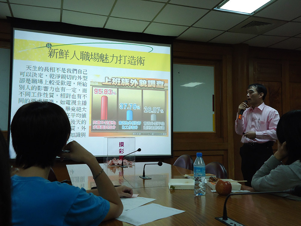 劉建國講師(右二)(另開新視窗/jpg檔)圖片