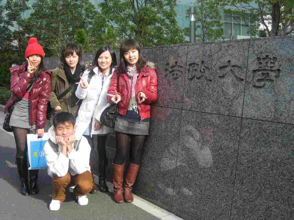 學生於法政大學前合影(另開新視窗/jpg檔)圖片