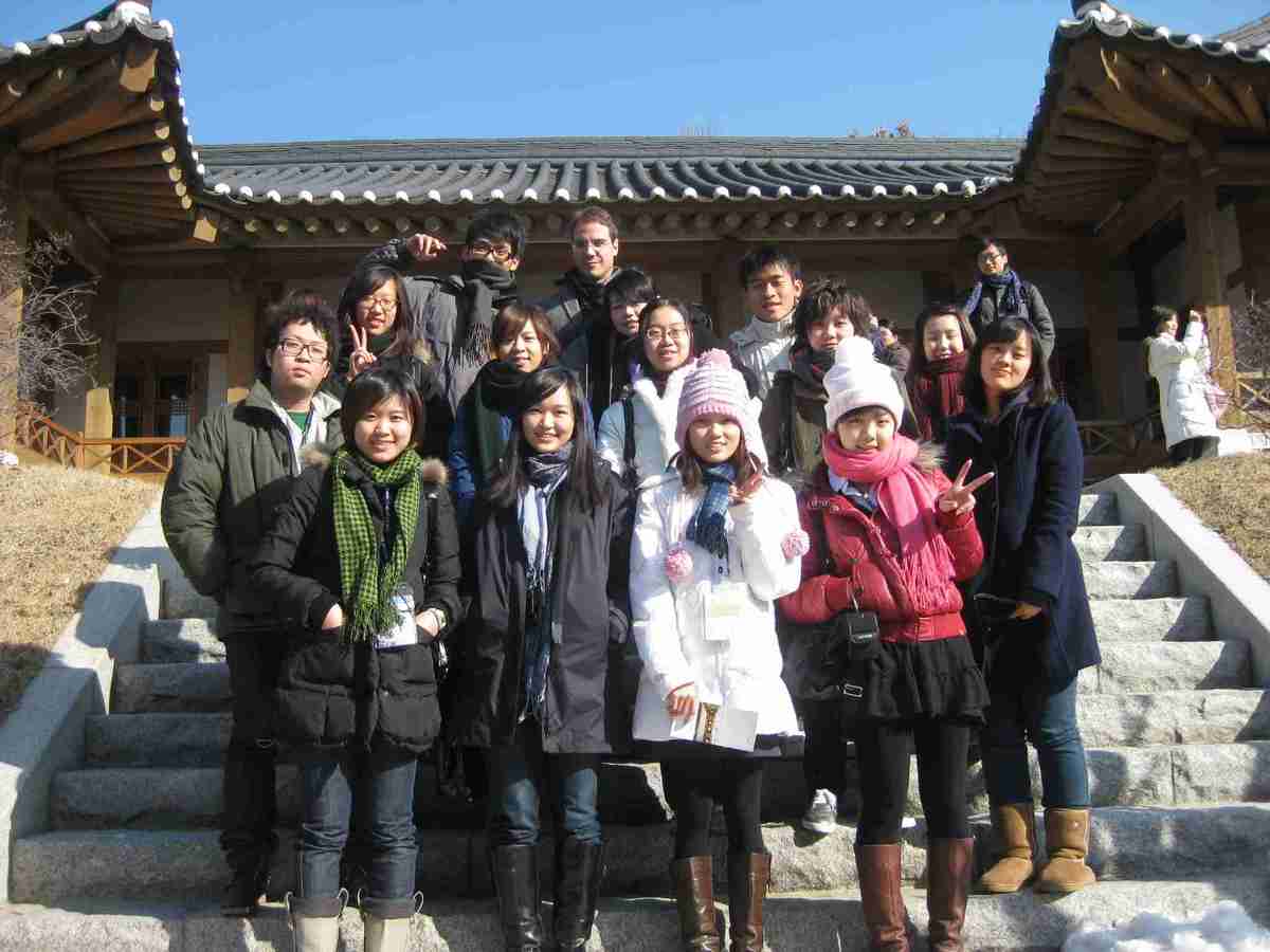 學生於韓國梨花女子大學校史館前合影(另開新視窗/jpg檔)圖片