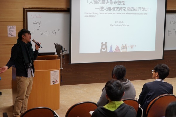 蕭宇辰（左）分享歷史與教育的關聯(另開新視窗/jpg檔)圖片