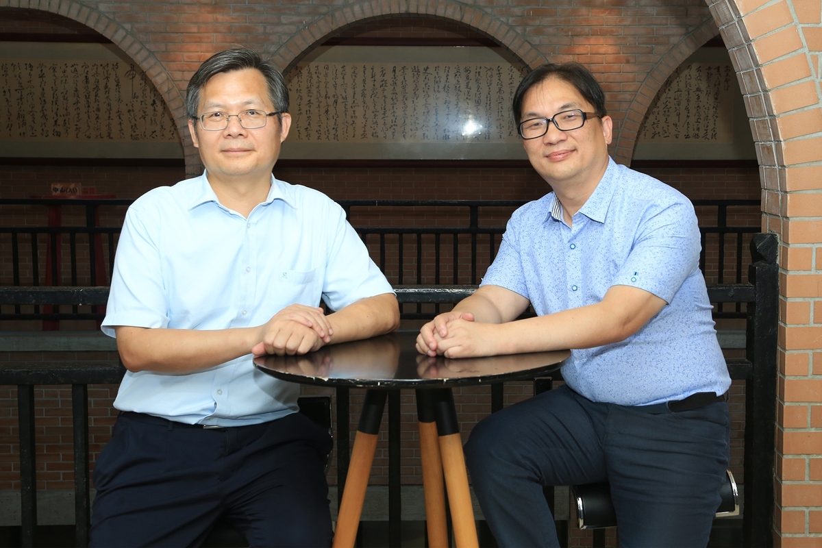 理學院李志聰院長（左）與工學院郭紹偉院長(另開新視窗/jpg檔)圖片