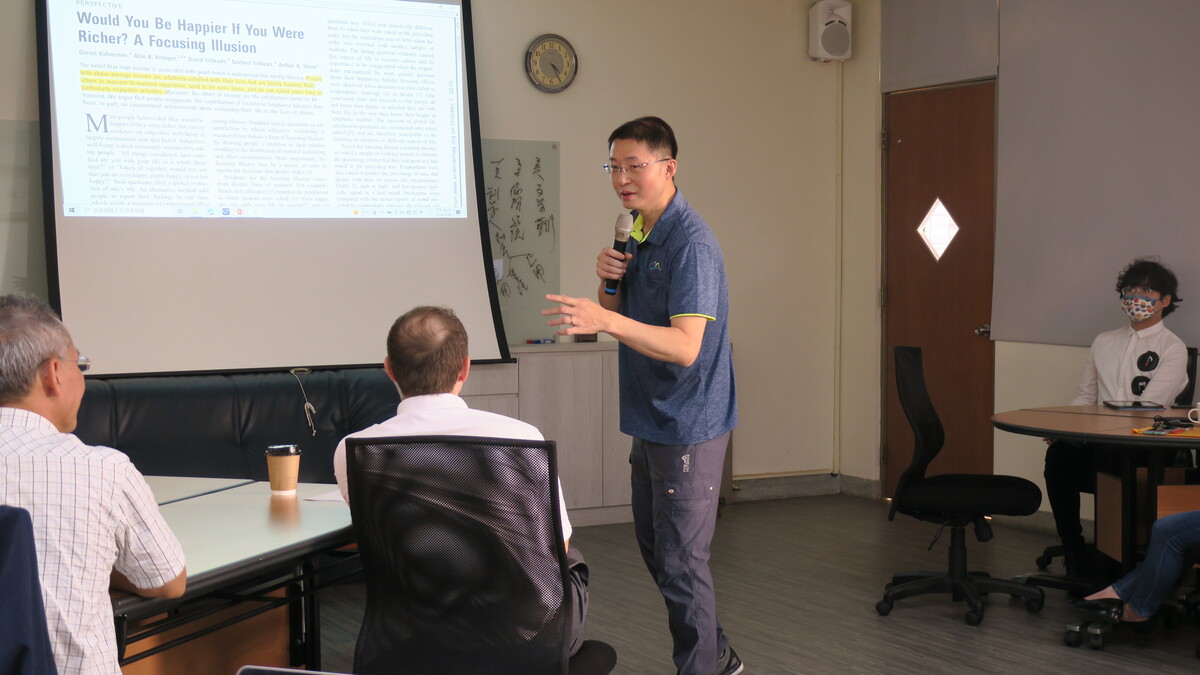 中山大學社會科學院院長邱文彬分享「行為科學的前瞻性研究回顧」(另開新視窗/jpg檔)圖片