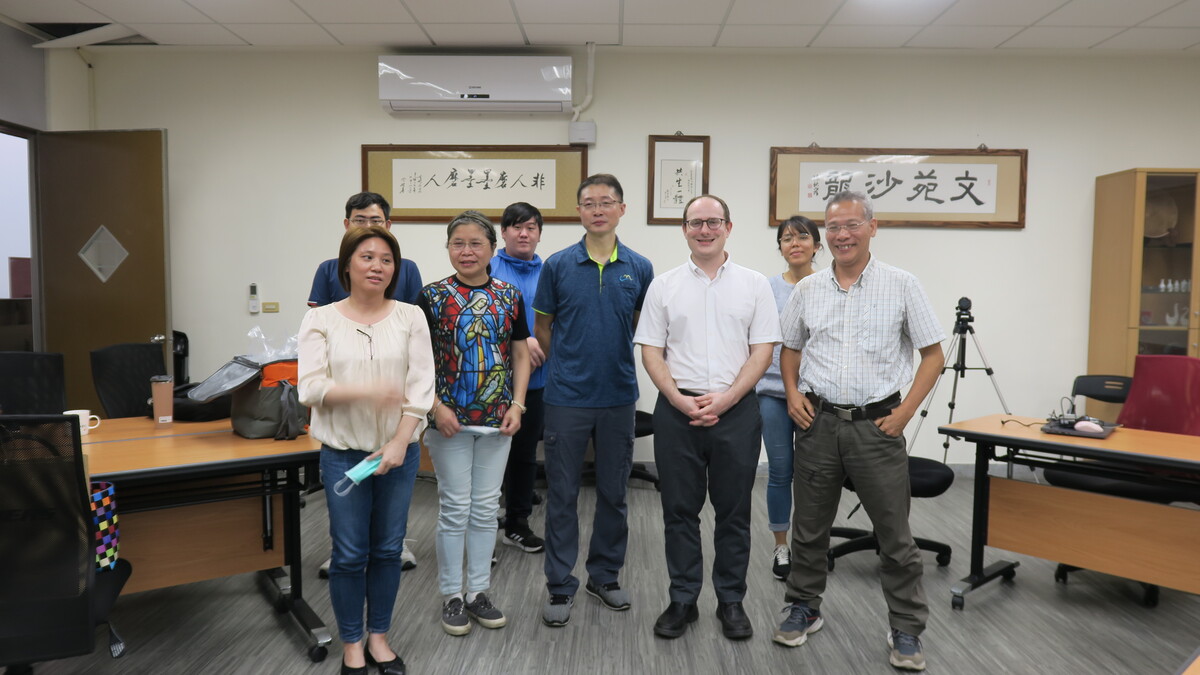 中山大學社會科學院院長邱文彬（前排中）分享「行為科學的前瞻性研究回顧」(另開新視窗/jpg檔)圖片