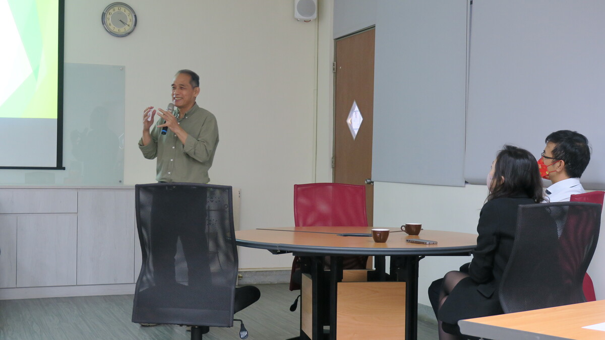 中山大學理學院院長吳明忠講述「化學的藝術」(另開新視窗/jpg檔)圖片