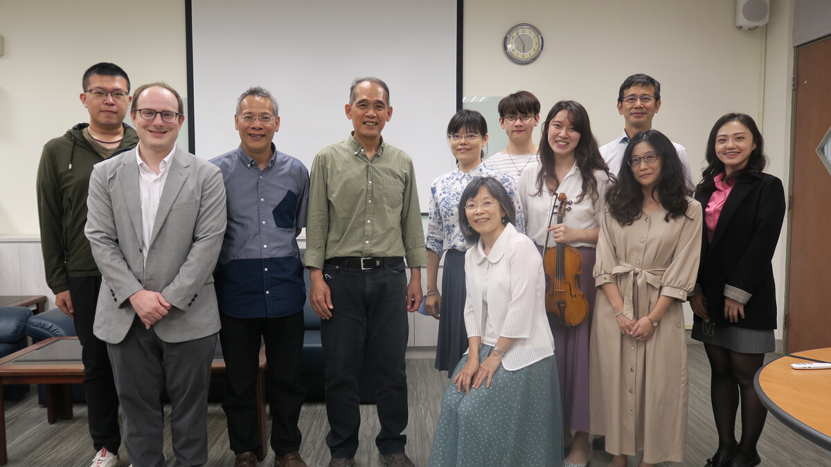 中山大學理學院院長吳明忠（左四）講述「化學的藝術」(另開新視窗/jpg檔)圖片