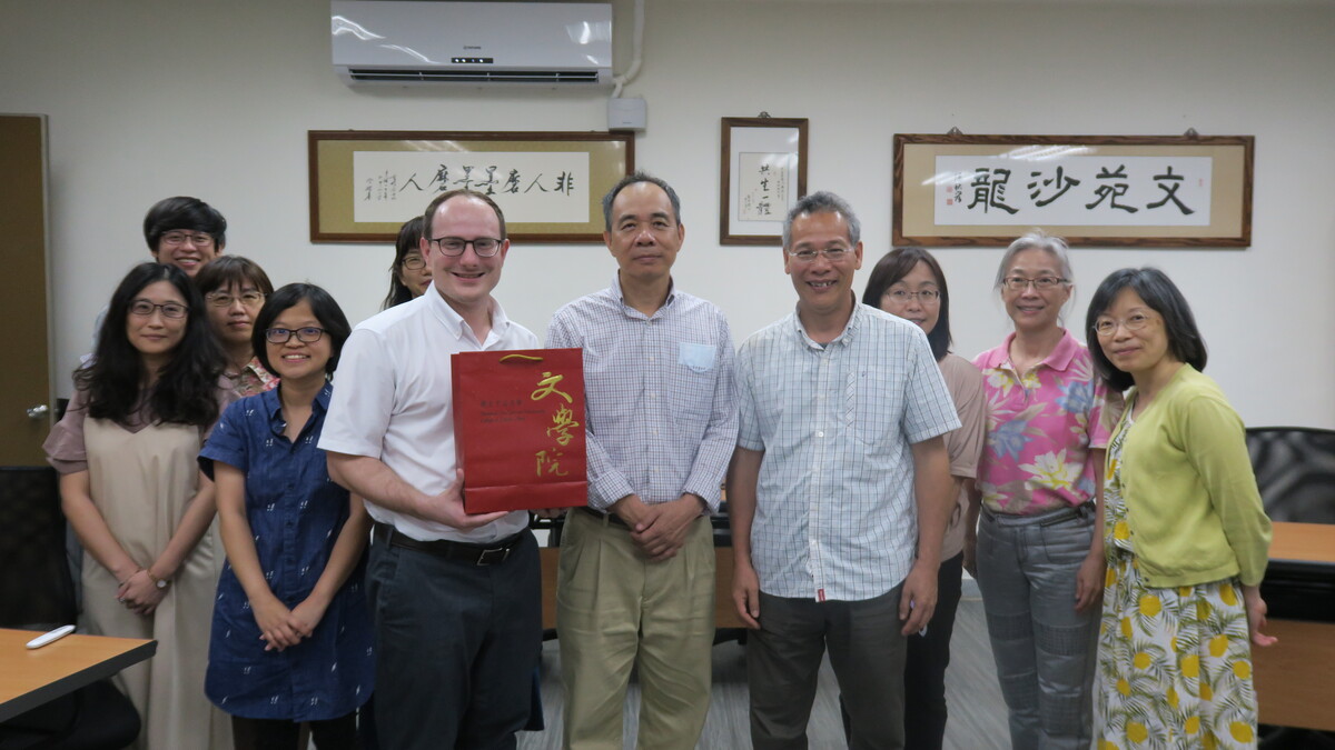 中山大學海洋科學學院院長洪慶章（右五）分享「大海的故事」(另開新視窗/jpg檔)圖片