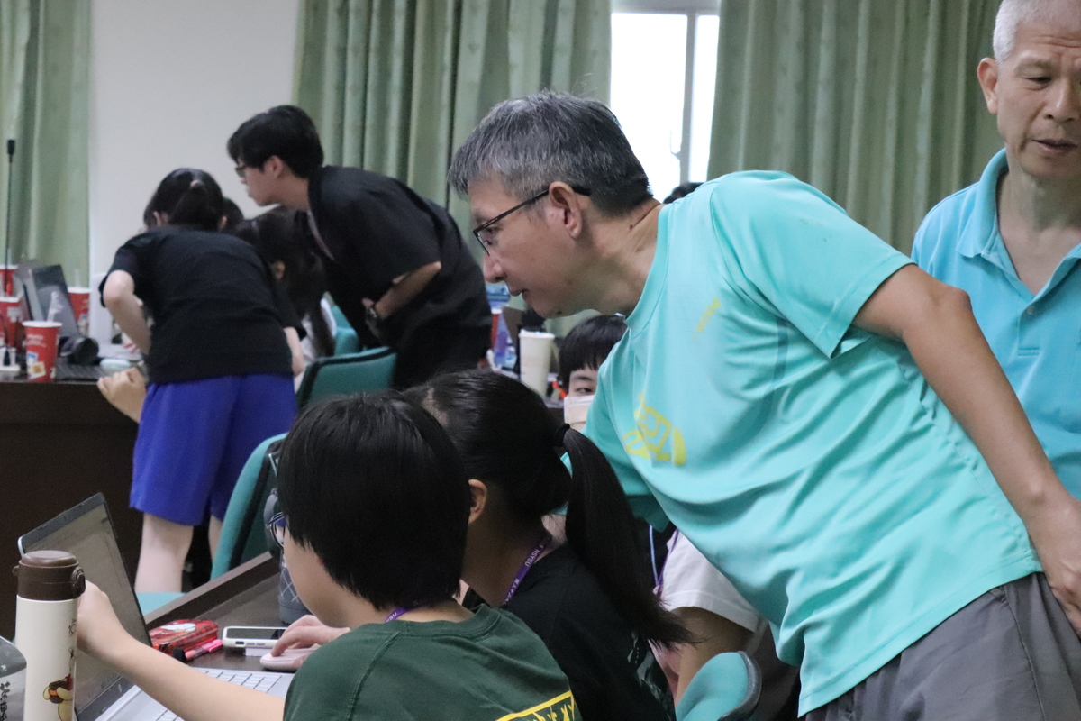 高雄女中新興科技區域推廣中心資訊組長邱崑山老師分享自身經驗勉勵學生(另開新視窗/jpg檔)圖片