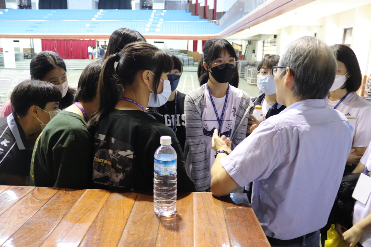 雄女學生向嚴成文教授諮詢人工智慧領域生涯發展等相關問題(另開新視窗/jpg檔)圖片