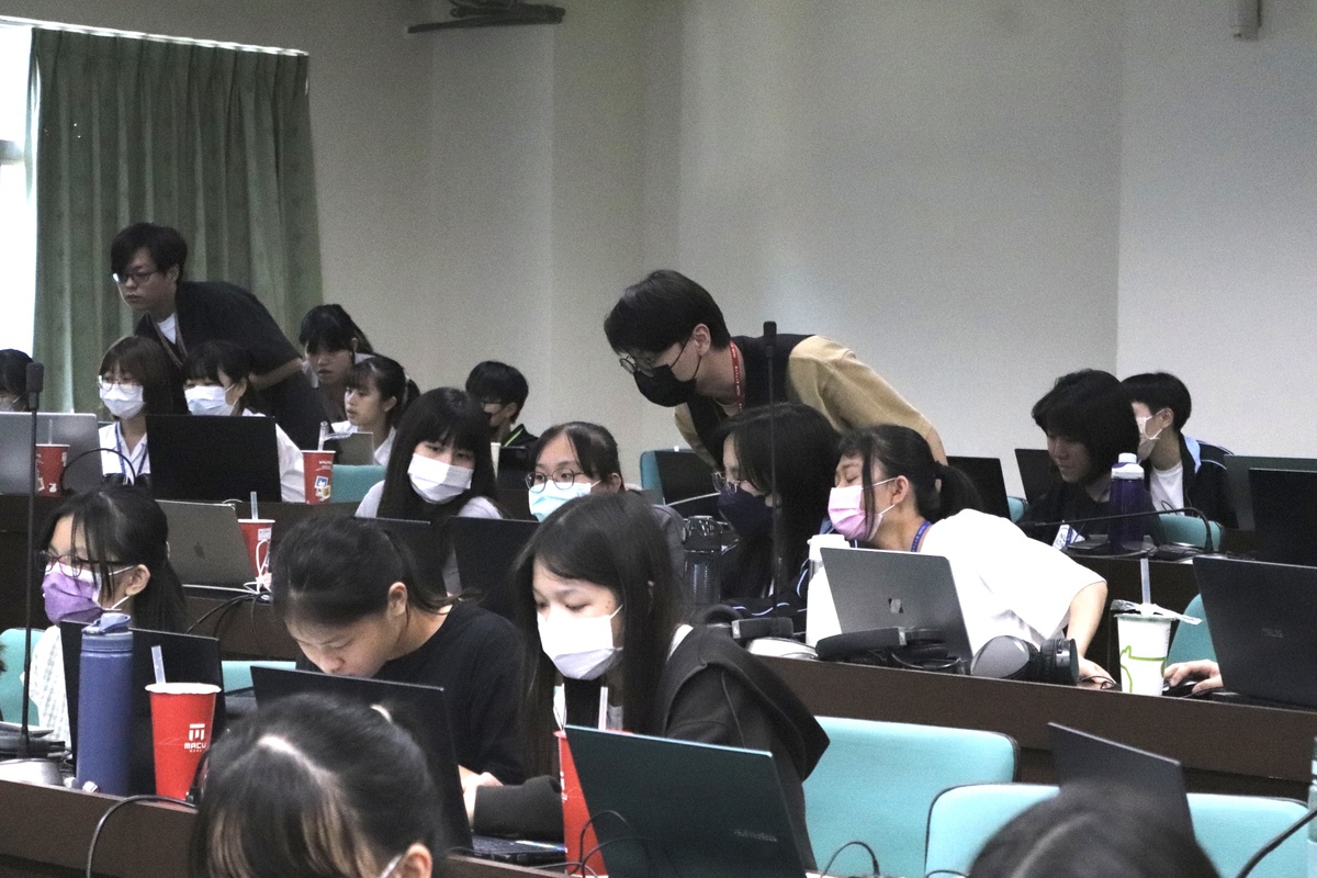 謝東佑副教授可測及可靠系統實驗室助教協助參賽者建構人工智慧虛擬作業環境(另開新視窗/jpg檔)圖片
