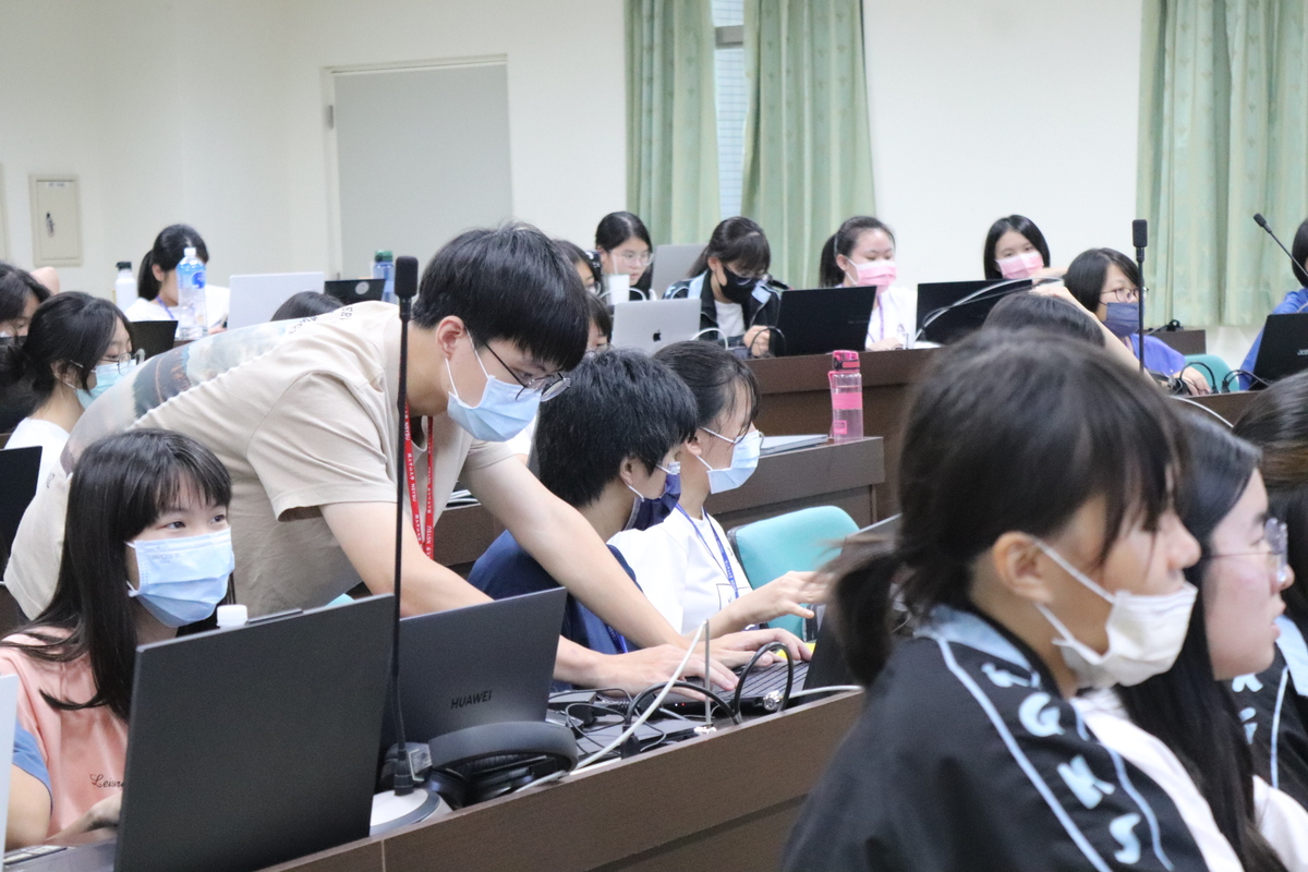 謝東佑副教授可測及可靠系統實驗室助教協助參賽者建構人工智慧虛擬作業環境(另開新視窗/jpg檔)圖片