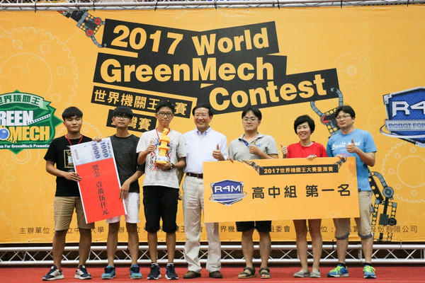 R4M高中組第一名為枋寮高中，由中山大學教育所客座教授顏慶祥（左四）頒獎。(另開新視窗/jpg檔)圖片