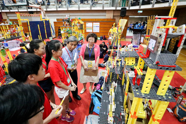 世界機關王大賽台灣區決賽在中山大學舉辦，「Green Mech整合組」學生解說關卡原理，中山大學教育所教授洪瑞兒及中山附中校長郭啟東擔任評審給分。(另開新視窗/jpg檔)圖片