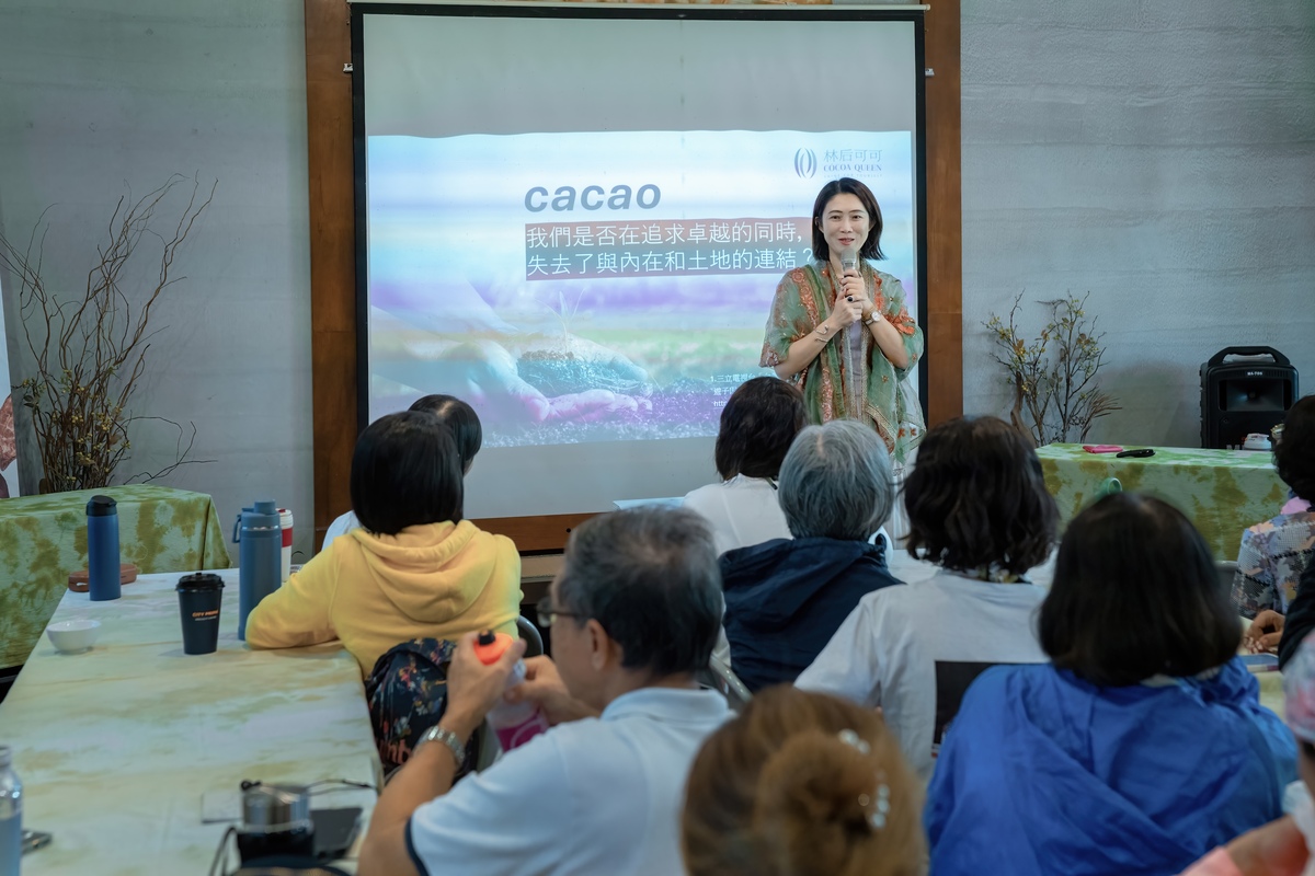 氣膠中心主任王家蓁介紹可可中活性成分的科學機制、在保健、預防疾病及舒緩情緒的功能，並分享自身從氣膠科學窺見所有地球系統緊密相連的經驗，以及地球永續發展的迫切性。(另開新視窗/jpg檔)圖片